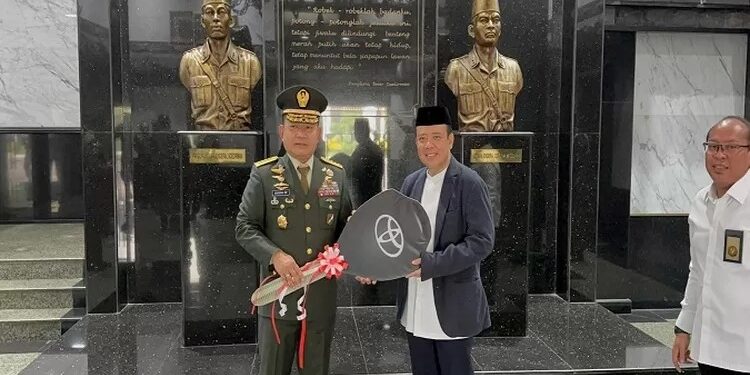 Kasad Serahkan Kendaraan Operasional untuk Pondok Pesantren Suryalaya