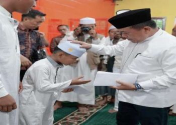Hadiri Isra’ Mi’raj Di Masjid Cheng Hoo, Gubernur Al Haris Beri Bantuan Kepada Anak Yatim dan Kaum Dhuafa
